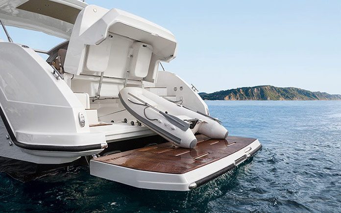 yacht-azimut-atlantis-43-aft-view-tender-launching
