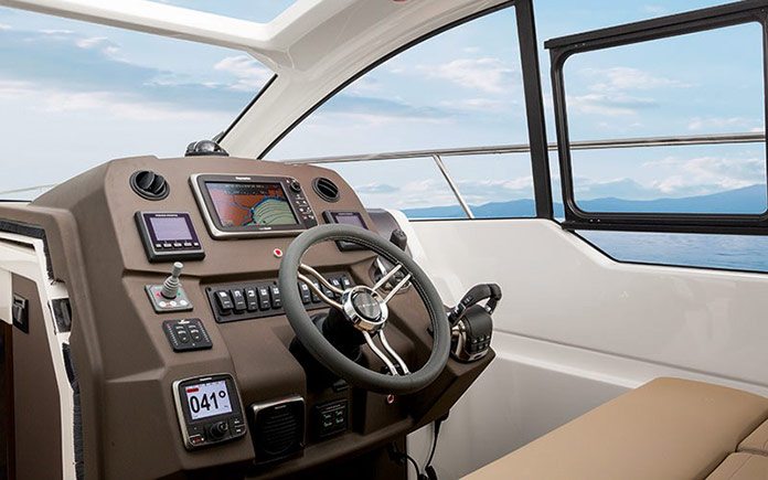 yacht-azimut-atlantis-43-helmstation