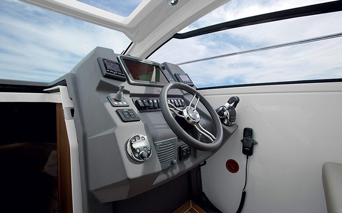 azimut-atlantis-34wheelroom