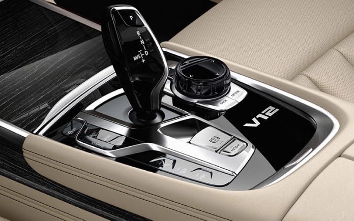 bmw-m760li-xdrive-14-696x435_c
