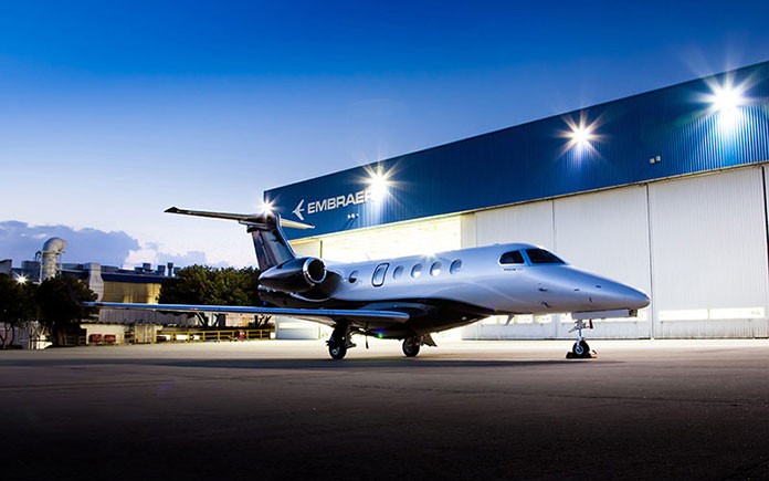embraer-phenom-300-night
