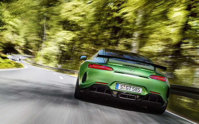 2017-mercedes-amg-gt-r-10