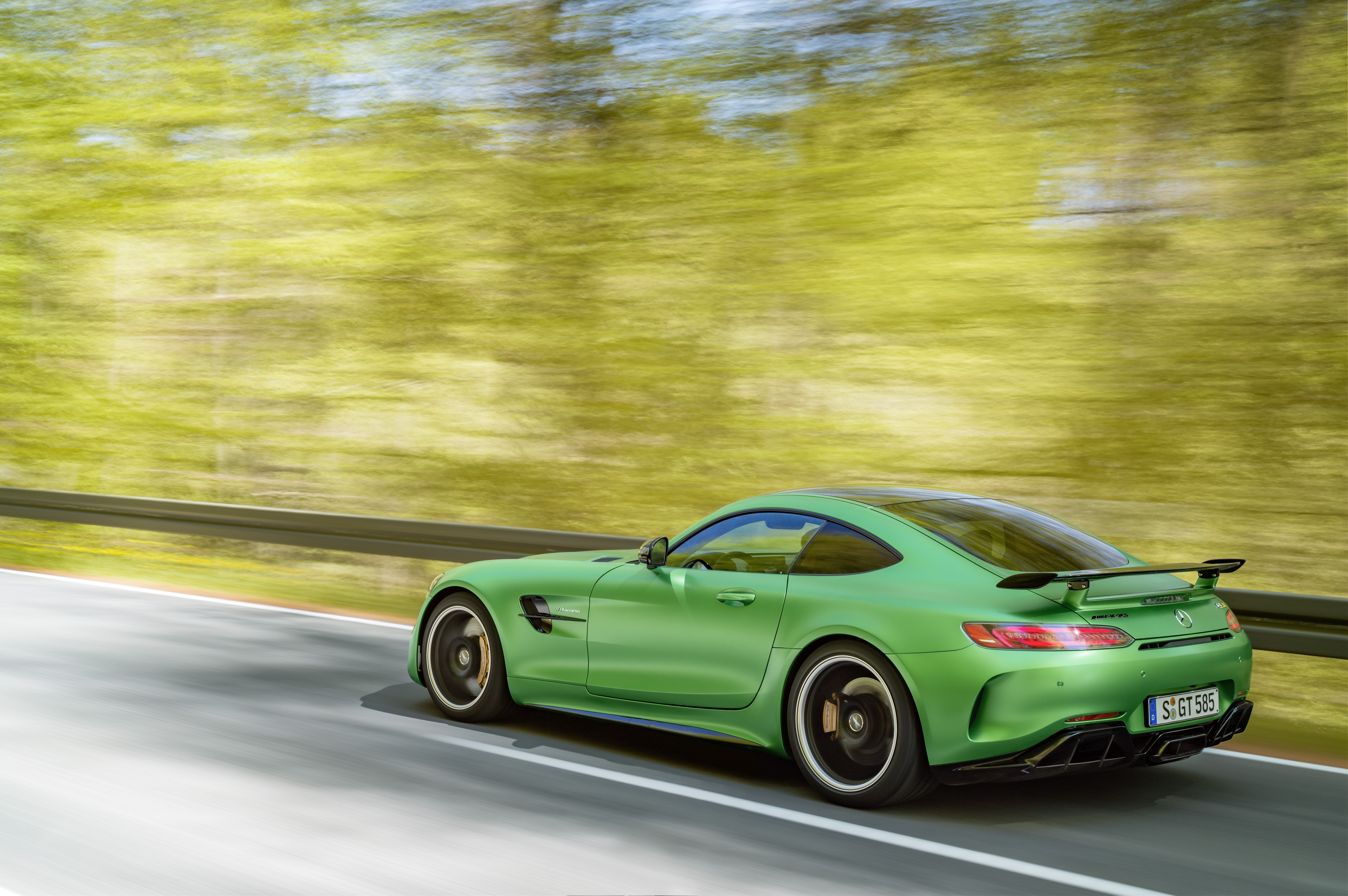 2017-mercedes-amg-gt-r-9